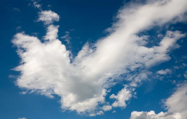 Hvit sky på den blå himmelen – stockfoto