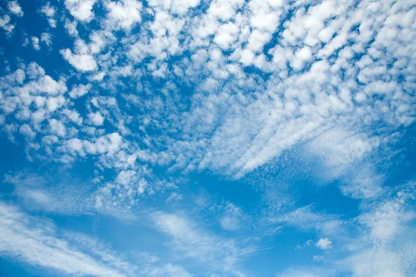 Modrá obloha a mnoho malých mraky — Stock fotografie