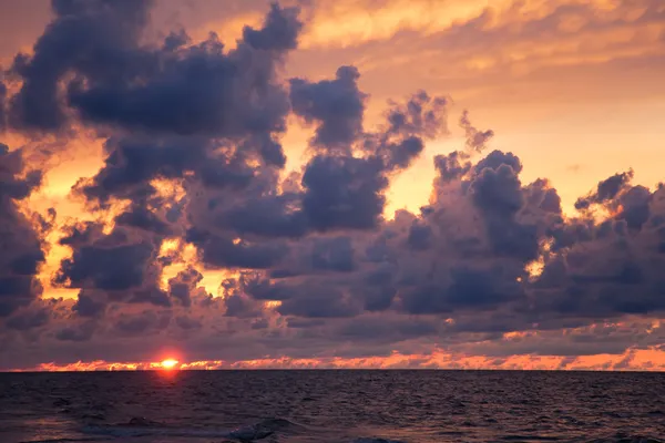 Coucher de soleil sur la côte de la mer — Photo