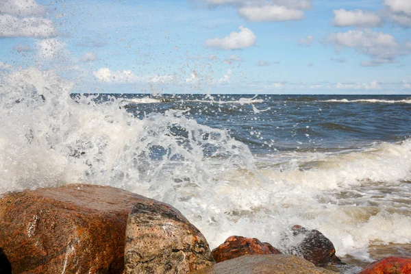 Волны, ломающиеся на каменистом пляже — стоковое фото