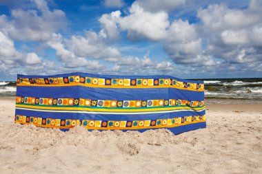 Baltic sea beach ve mavi yaz göğün