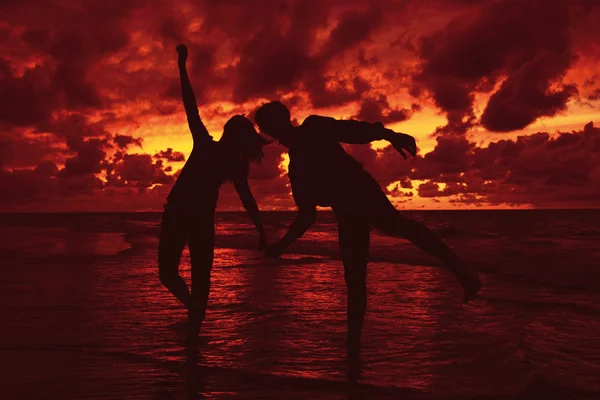 Giovane coppia al tramonto — Foto Stock