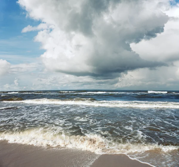 Fal morskich i chmury dramatyczne — Zdjęcie stockowe