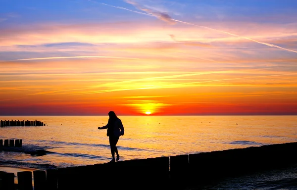 Silhouette femme au coucher du soleil — Photo