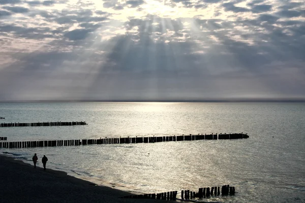 Pôr do sol do mar com raios de sol e nuvens — Fotografia de Stock