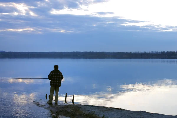一个人在一次日落钓鱼的轮廓 — 图库照片
