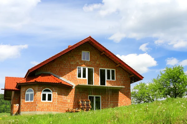 Nya huset på gröna fält — Stockfoto