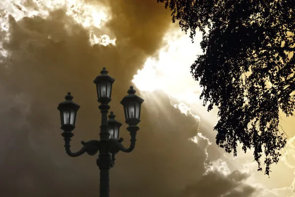 Gün batımında sokak lambası — Stok fotoğraf