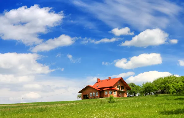 Nya huset på blå himmel — Stockfoto