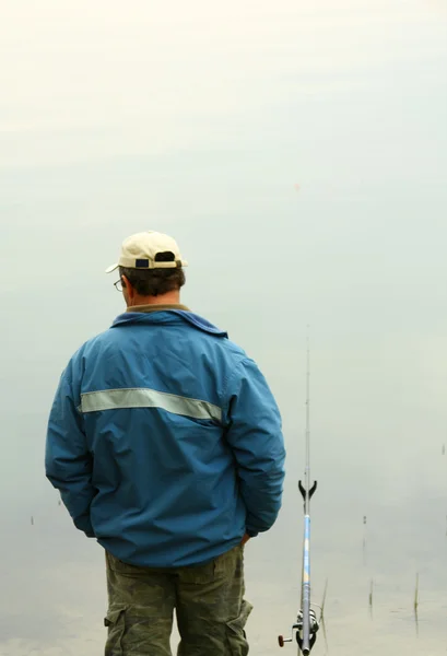 Pesca en un lago — Foto de Stock