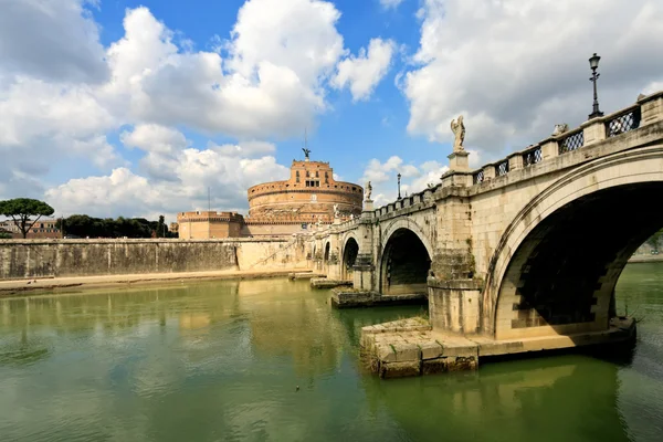 在罗马，意大利的台伯河上的城堡 — 图库照片