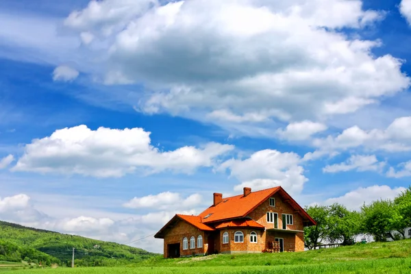 Nya huset på mulen himmel — Stockfoto