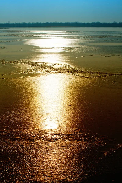 冷凍湖で夕焼け — ストック写真