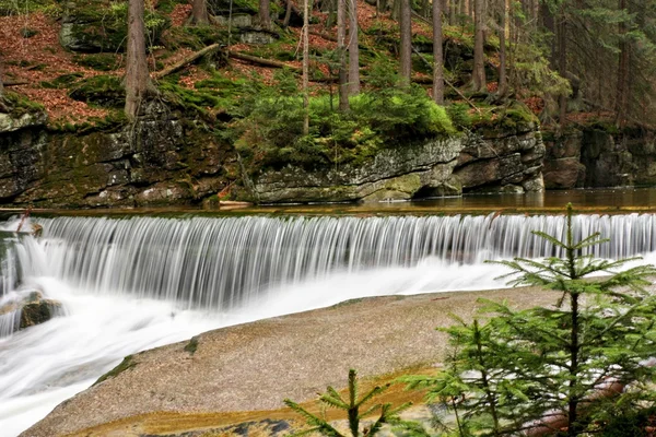 Vackra forsande vattenfall — Stockfoto