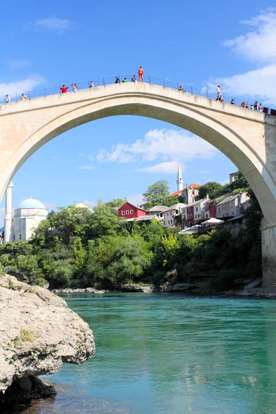 Starý most v Mostaru a řeka neretva — Stock fotografie