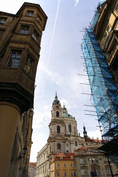 Street och kyrkan i Prag — Stockfoto
