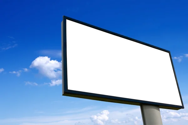 Grand mur publicitaire blanc sur ciel bleu — Photo