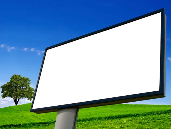 Пустой рекламный щит на зеленом поле — стоковое фото