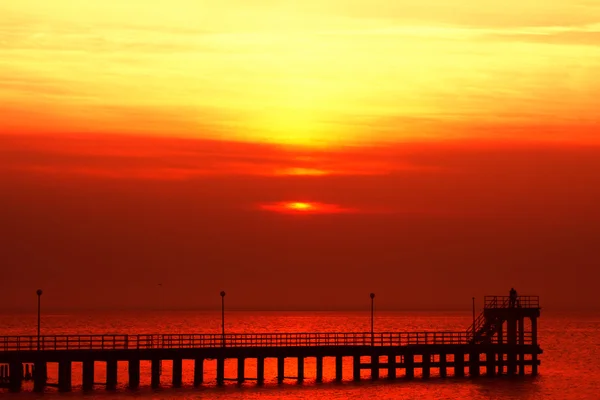 Τρελό κόκκινο ηλιοβασίλεμα στη θάλασσα — Φωτογραφία Αρχείου