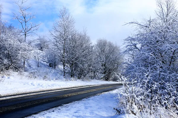Холодная и снежная зимняя дорога — стоковое фото