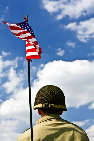 Солдат и американский флаг — стоковое фото