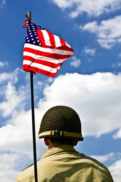 Soldaat en Amerikaanse vlag — Stockfoto
