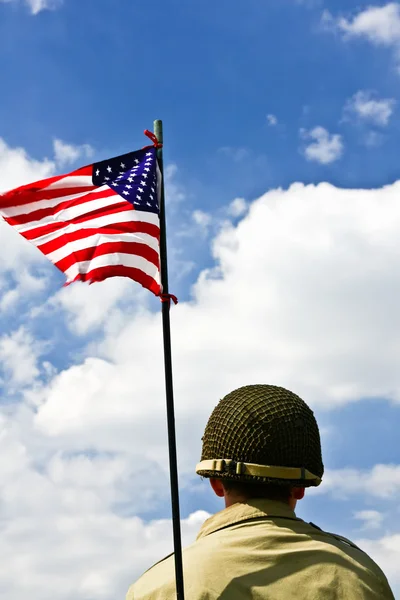 Στρατιώτης και την αμερικανική σημαία — Φωτογραφία Αρχείου