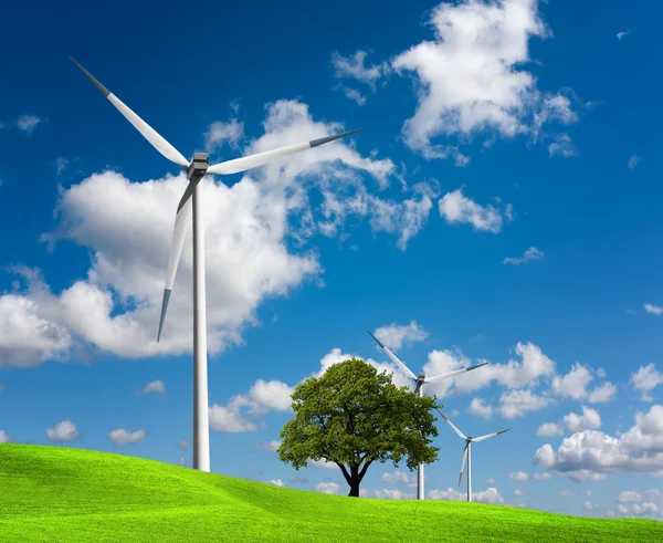 Turbinas eólicas fazenda na colina — Fotografia de Stock