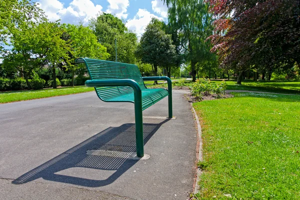 Panchina in un parco — Foto Stock
