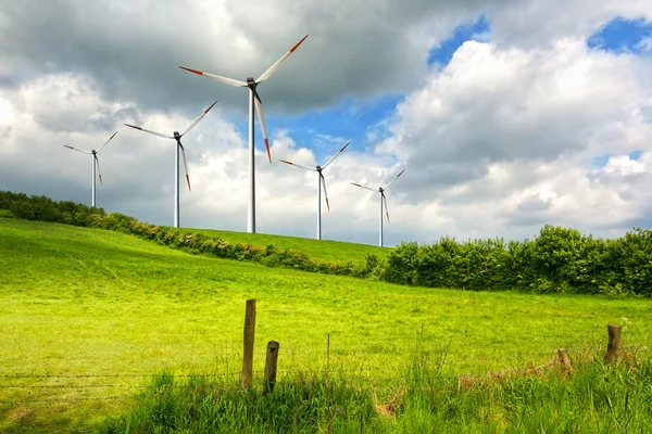 Turbinas eólicas no campo verde — Fotografia de Stock