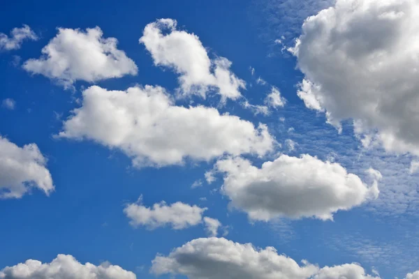 White cumulus clouds and a blue sky — Stock Photo, Image