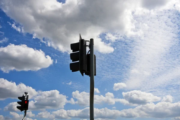 Verkeerslichten op blauwe hemel — Stockfoto