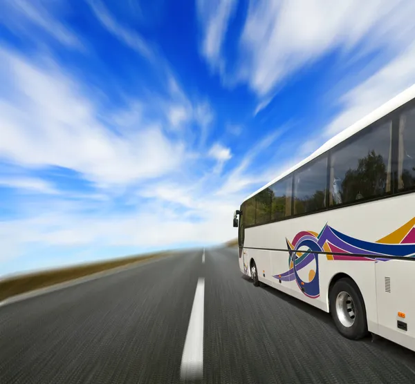 Tur otobüsü ile hareket bulanıklığı — Stok fotoğraf