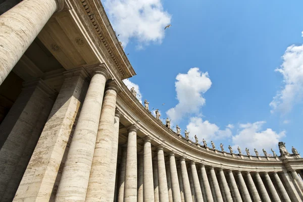 Beroemde colonnade van de Sint-Pietersbasiliek in Vaticaan — Stockfoto