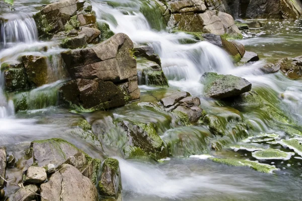 Hermosa cascada cascada —  Fotos de Stock