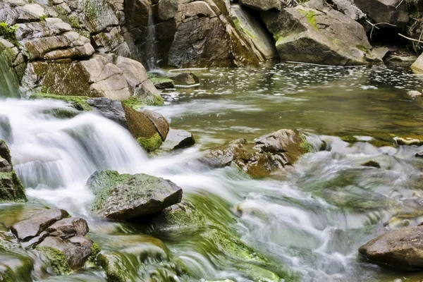 Маленький ручей с водопадами — стоковое фото