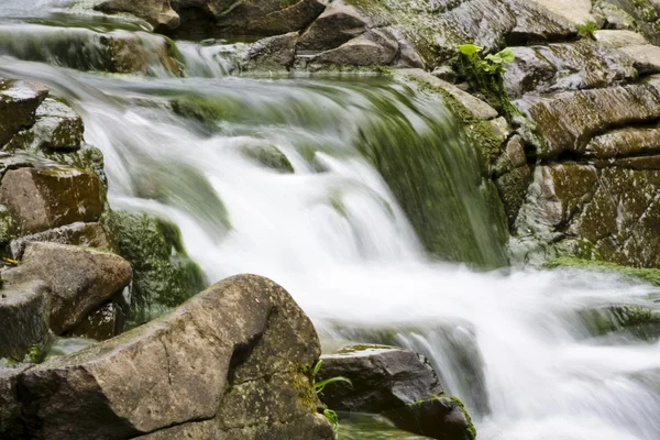 Wasserfall am Gebirgsfluss, Langzeitbelichtung — Stockfoto