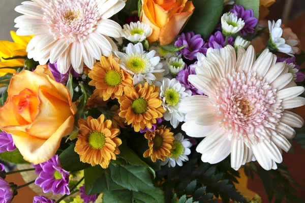 与美丽的鲜花花束 — 图库照片