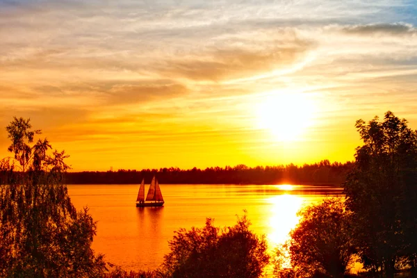 Sunset over lake — Stock Photo, Image