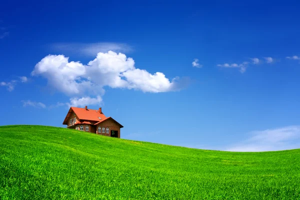 Casa en campo verde — Foto de Stock
