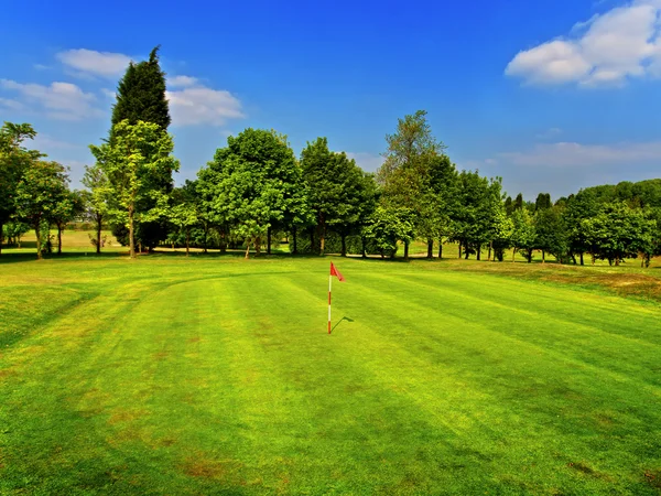 Um belo campo de golfe — Fotografia de Stock