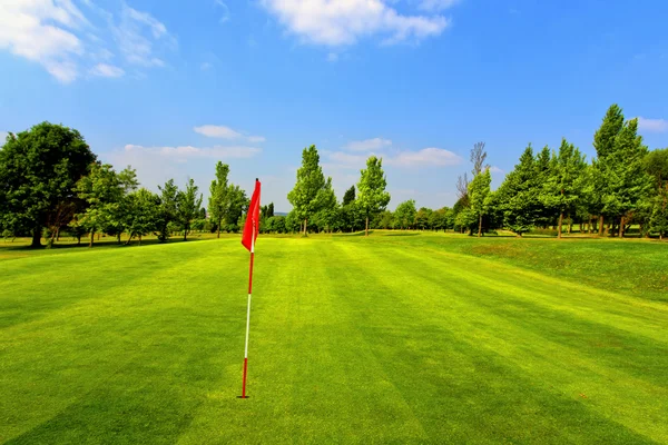 Piękne pole golfowe i błękitne niebo — Zdjęcie stockowe