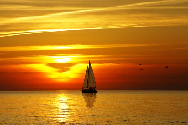 帆船和日落 — 图库照片