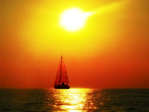 Naviguer vers le coucher du soleil — Photo
