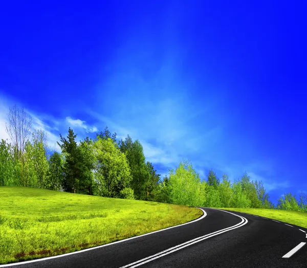 Estrada da montanha e céu azul — Fotografia de Stock