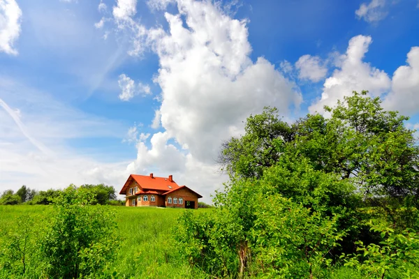 Nieuw huis en groene natuur — Stockfoto