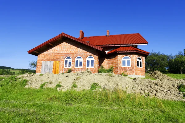 Új ház és a zöld természet — Stock Fotó