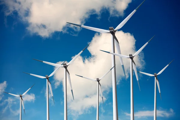 Ветровые турбины на голубом небе — стоковое фото