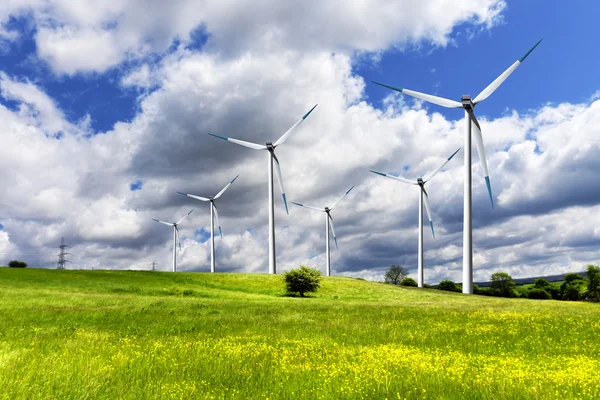 Turbinas eólicas y campo verde —  Fotos de Stock