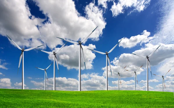 Энергия ветра на зеленом поле — стоковое фото